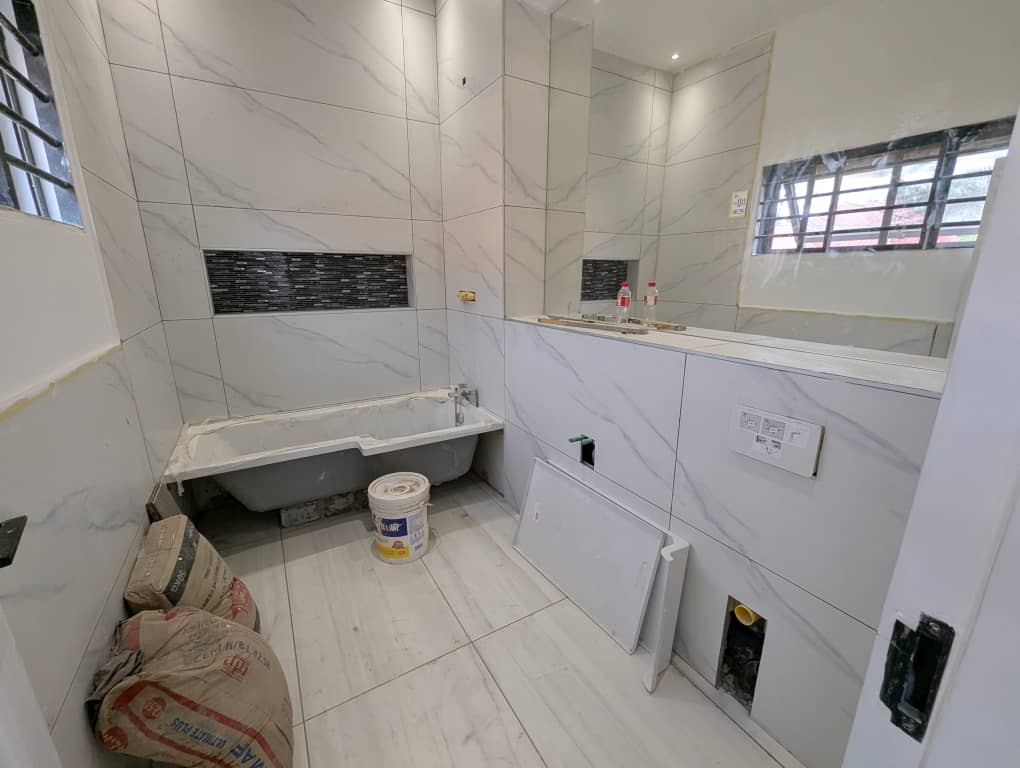 4 Bedroom all ensuite. Fitted kitchen