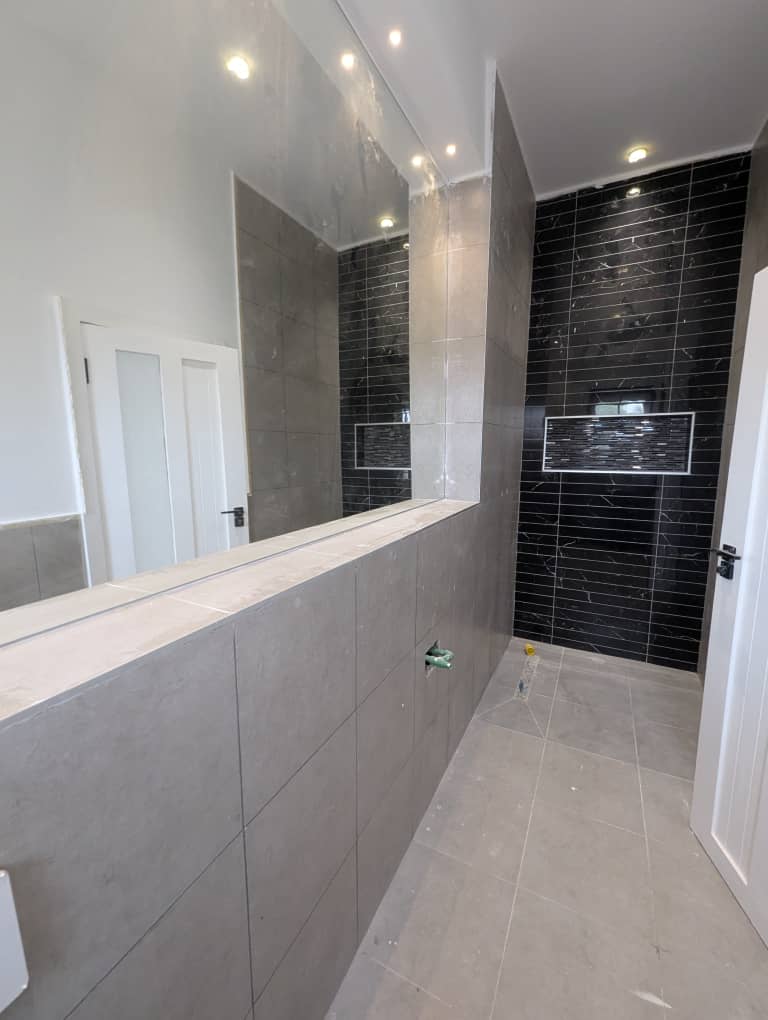 4 Bedroom all ensuite. Fitted kitchen